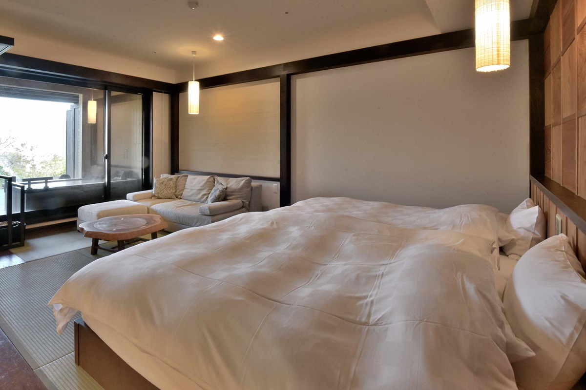 1階ベッドタイプの客室。テラスの半露天風呂からは箱根の山並みを一望