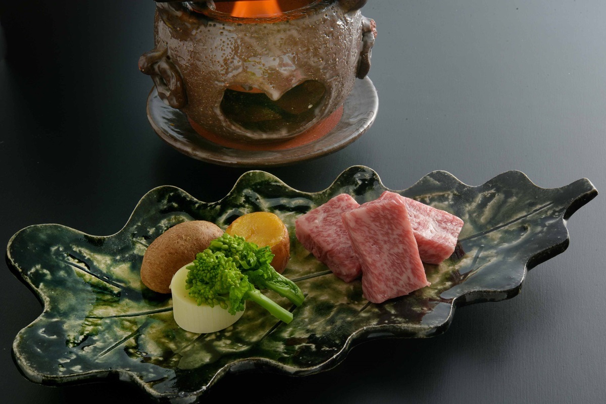 人気のステーキはロース肉と希少な国産牛ヒレ肉から選べる