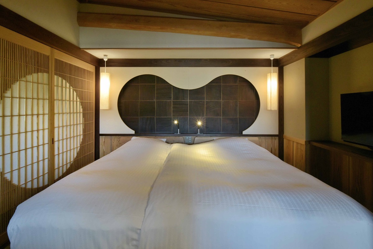 301号「野旬菊」の寝室。ほかに2間あり、4名まで宿泊できる