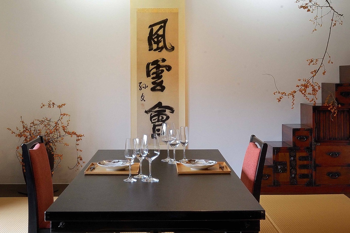 2組の客に食事処が1室ずつ。この和室の掛け軸は孫文の真筆