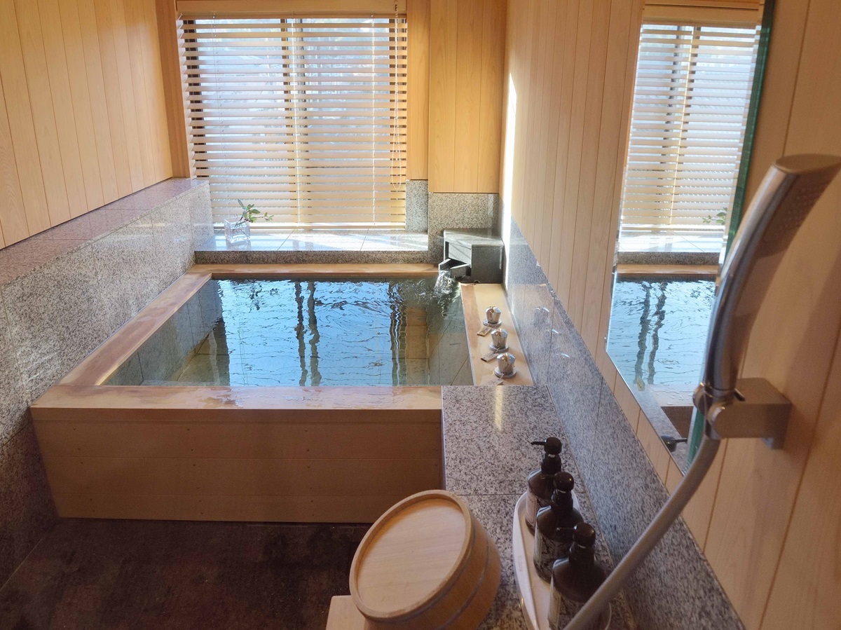 伊東温泉の湯を24時間いつでも独り占めできる客室の檜風呂