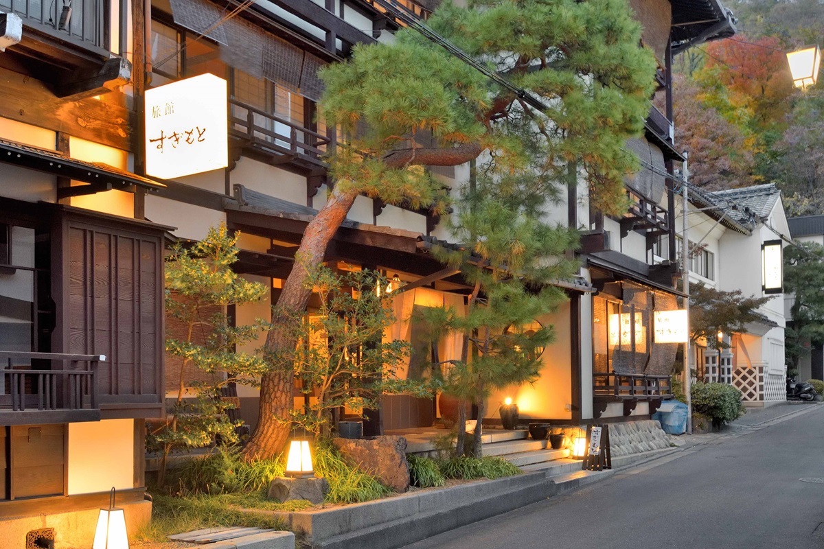 通りに面した松軒楼。2023年に国の重要文化財に登録された