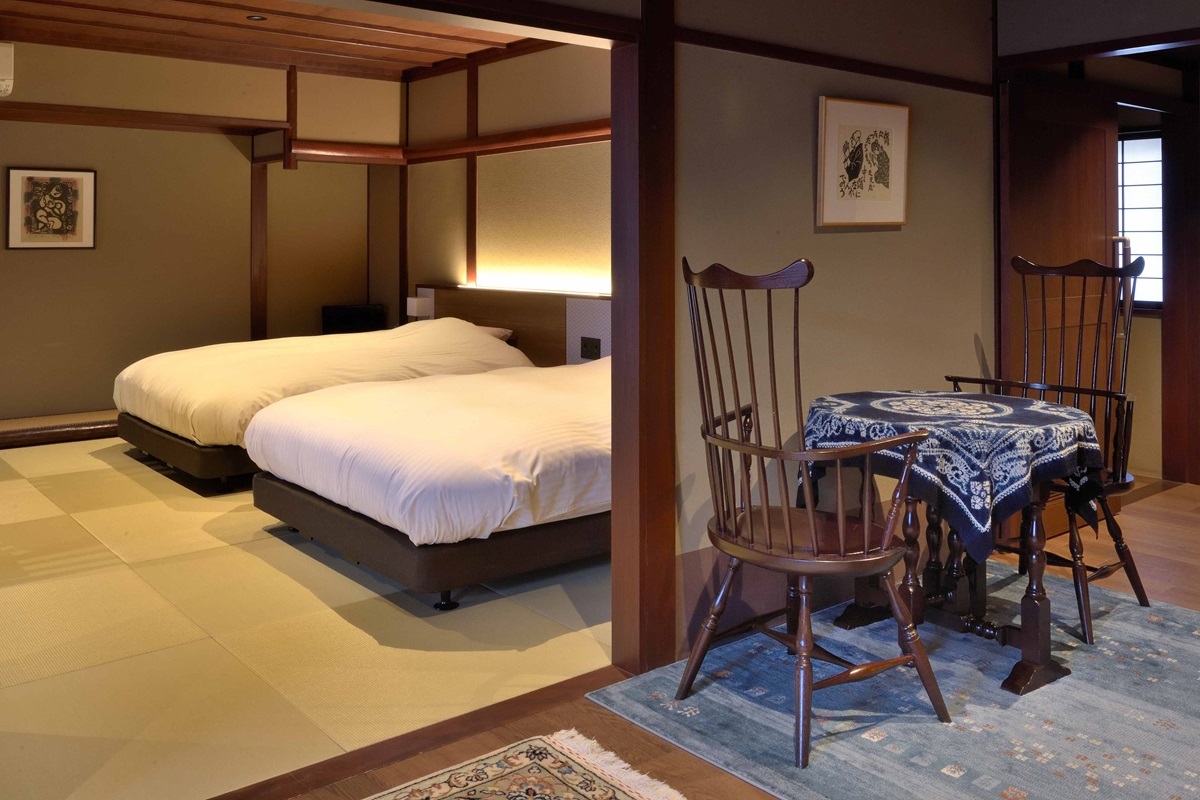 清風閣1階の「菊」。松本家具や「ちきりや」の雑貨が温かい雰囲気