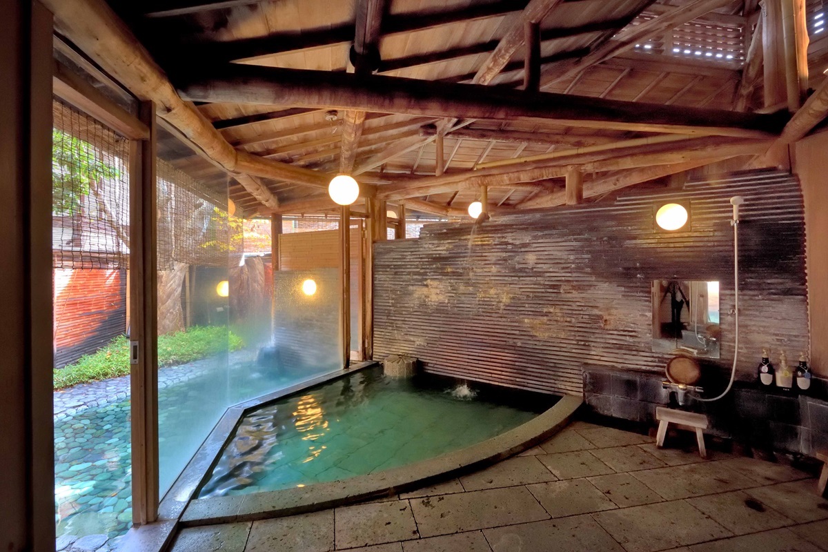 木曽の良質な木材である「木曽五木（きそごぼく）」の風合いがすばらしい内湯と、青石を敷き詰めた露天風呂「月見池」