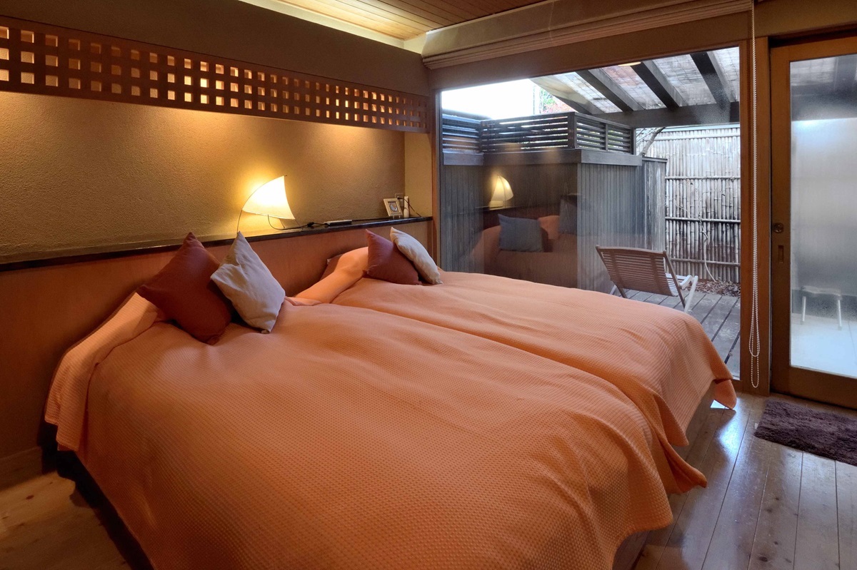 「光月楼」1階の「池月」のベッドルーム。外には部屋付露天風呂がある。古都らしい眺めがすばらしい観月楼3階の「ゆとろぎ」