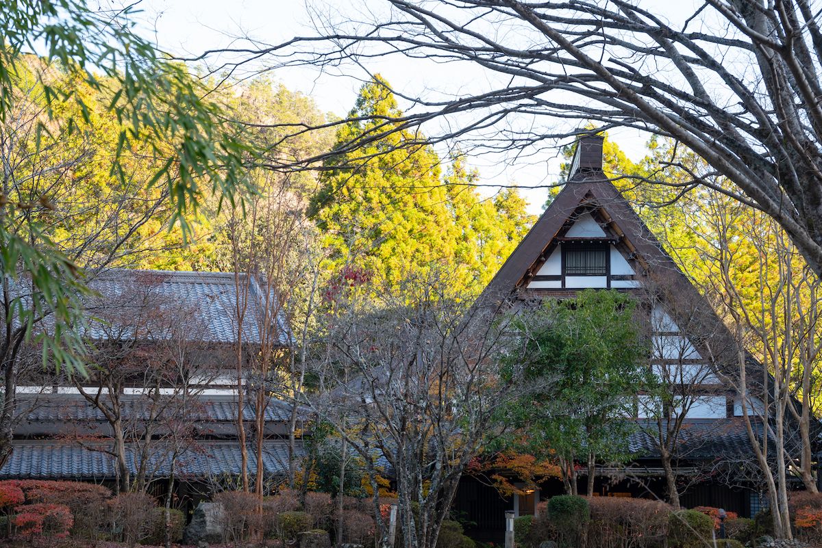 静かな山里の風景の中、日常を離れて自分だけの時間を