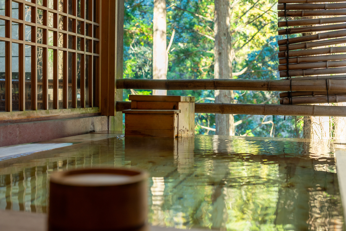 檜の半露天風呂。隣接して岩盤の露天風呂もあるので一緒に楽しめる