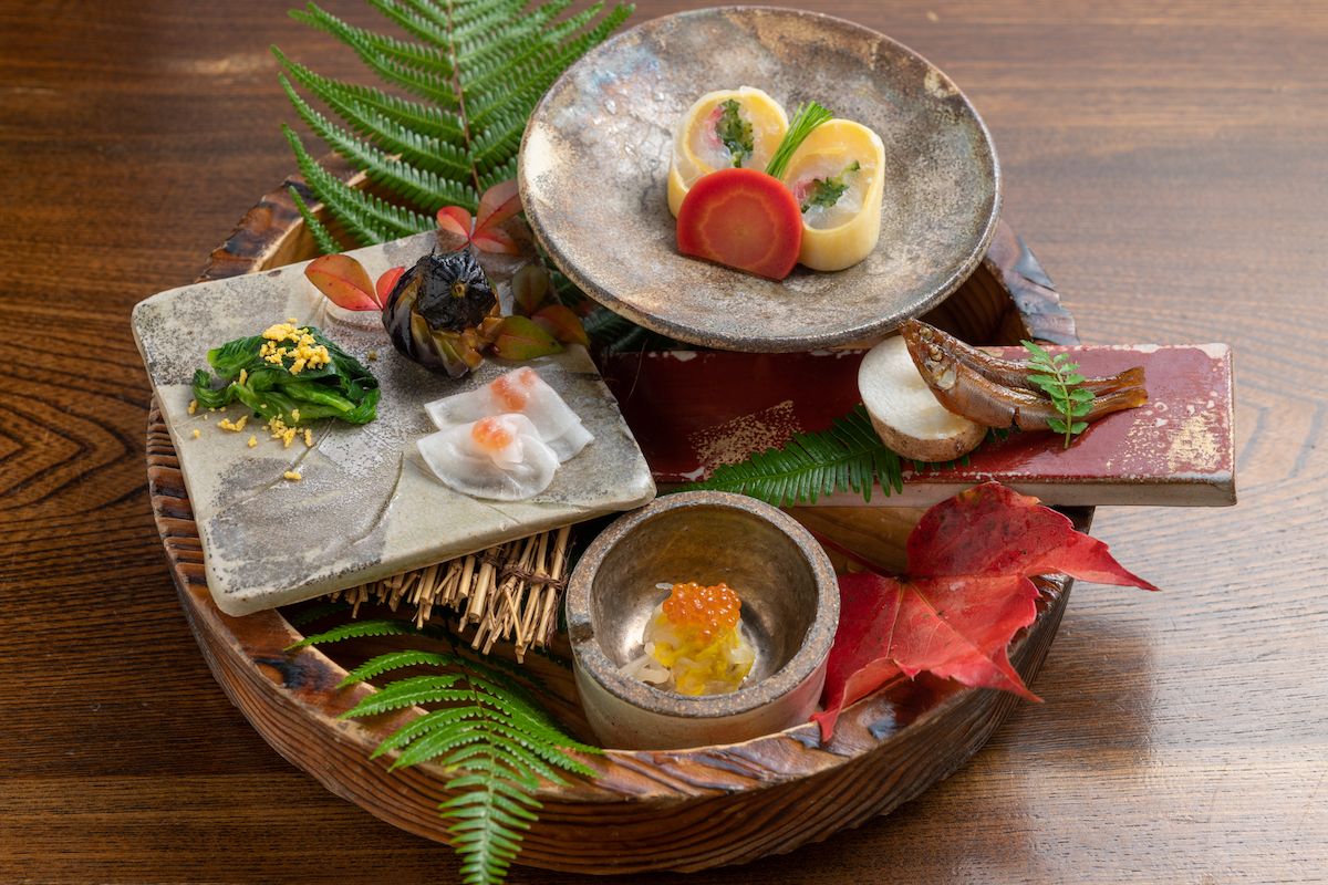 夕食の前菜。「ヒラメと刻みキュウリを薄焼き卵で巻いた」（中央上）など