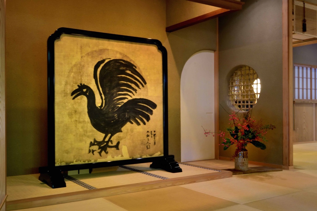 北大路魯山人による「烏衝立」と季節の花が出迎えてくれる