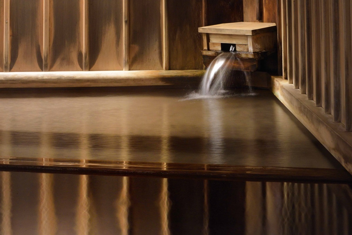 ヒバの壁板と檜の湯船を備えた「瑠璃光」