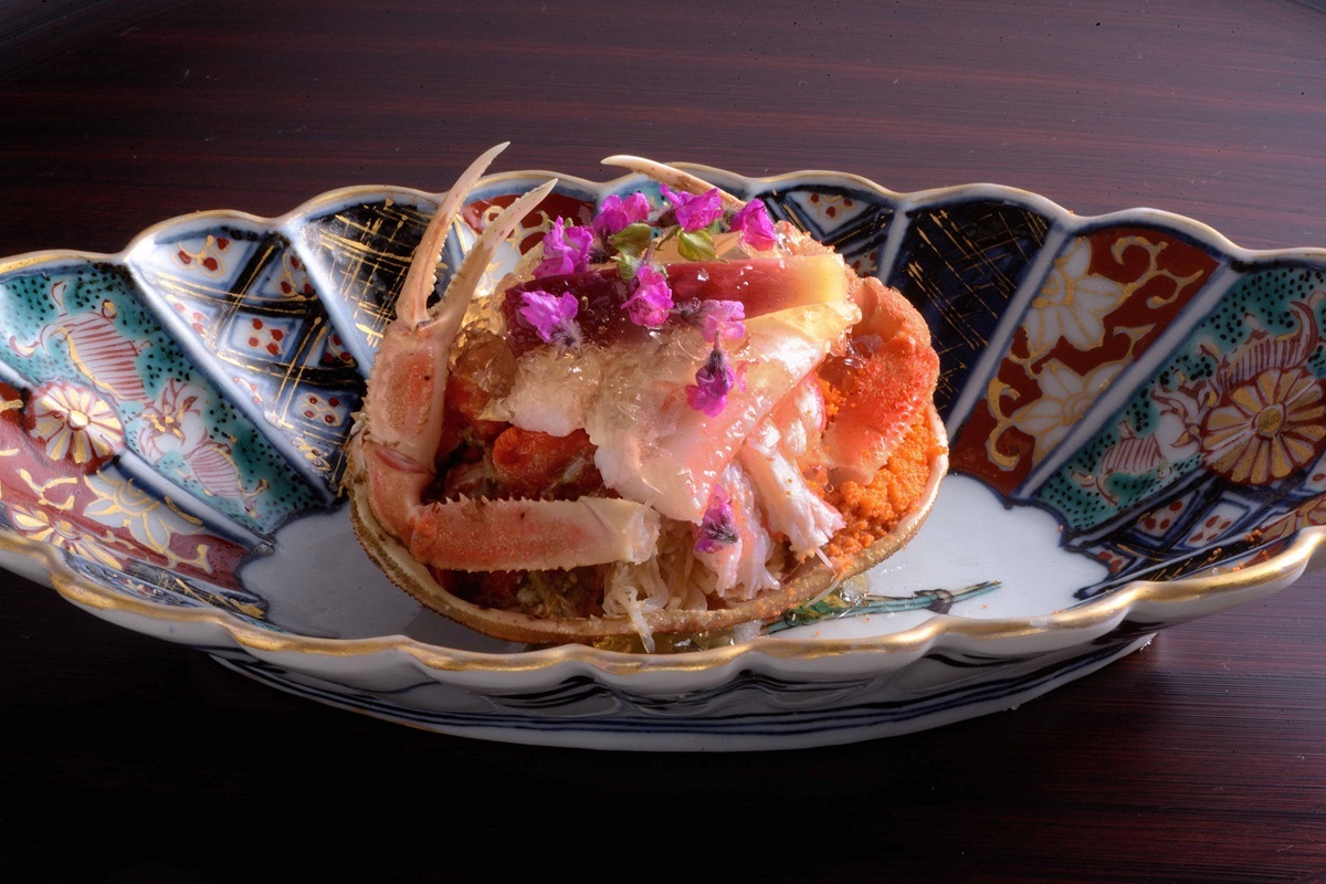 卵をたくさん抱いた香箱ガニの前菜。土佐酢ジュレとの相性バツグン