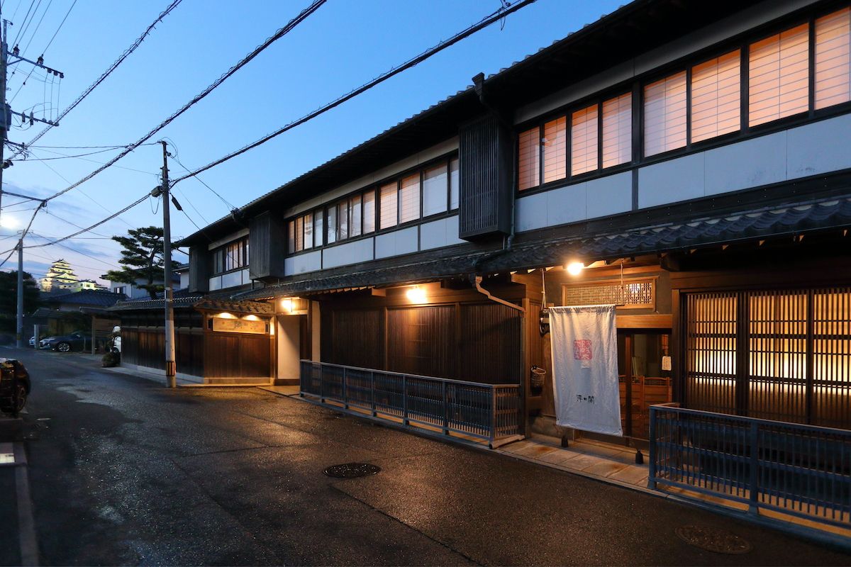 お宿外観。奥には唐津城が見える