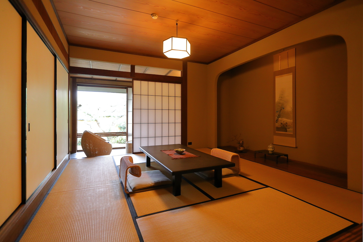 十坊（とんぼ）の間。老松茂る庭園が眺められる