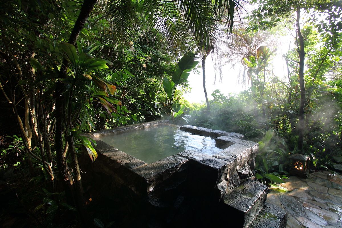 野趣あふれるヴィラCの露天風呂