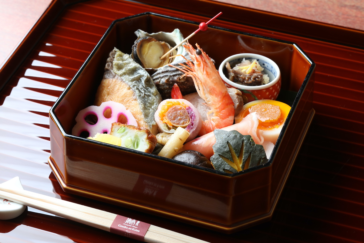 ヴィラCの夕食より「八寸」。旬の海の幸や野菜が品よく盛り込まれている