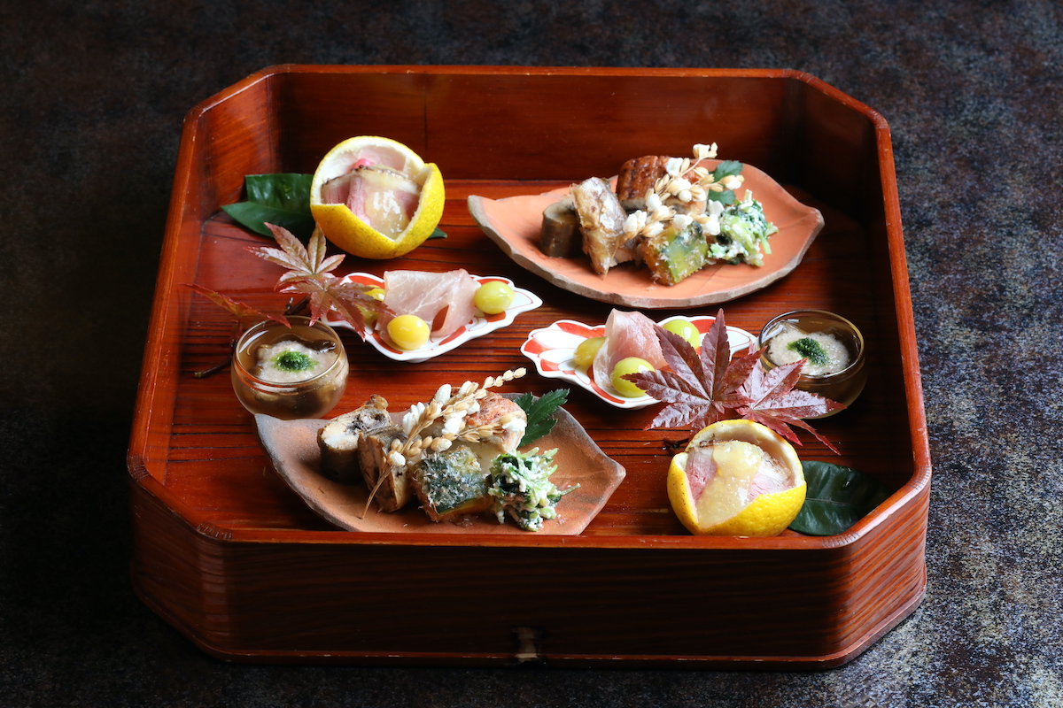 八寸（写真は2人前）。「子持ち鮎の煮浸し」など山の幸が盛り込まれている