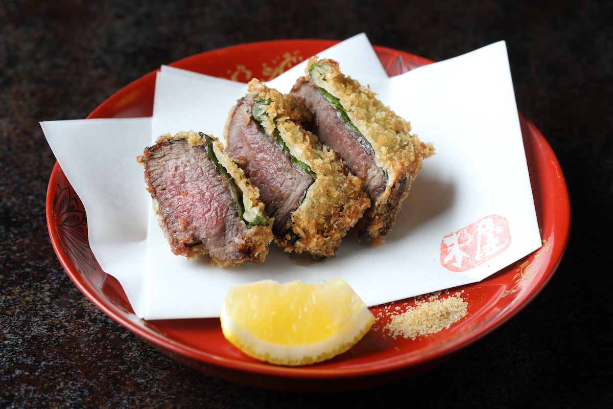 台の物「鹿肉のレアカツ」。あらかじめ低温調理した鹿ロースを使用