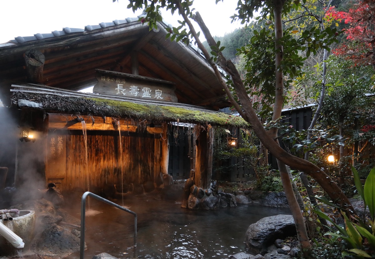 元湯を引いた露天風呂「長寿霊泉」。打たせ湯や「むし湯」もある