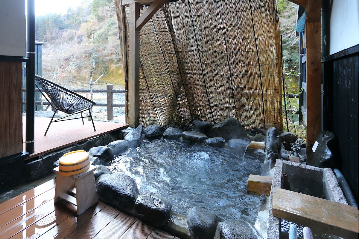 籠もりの離れ「同行二人」の離れ客室「日溜り」の客室露天風呂