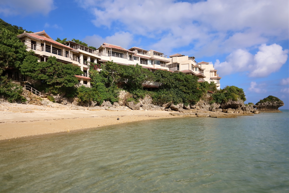 海のすぐそば。晴れた日には東方に沖縄最大の聖地・久高島も望める