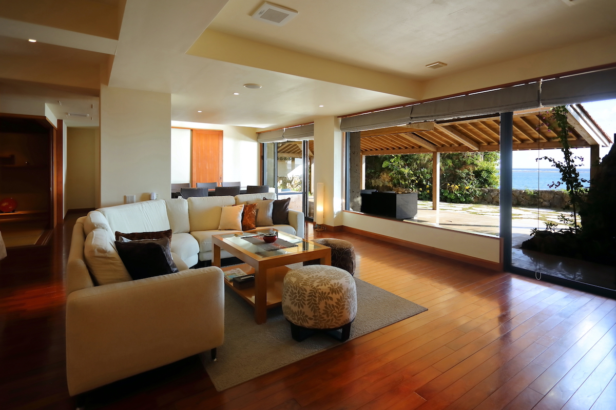 特別室「湛水の間」。岩と緑の合間から青い海がキラキラと輝く