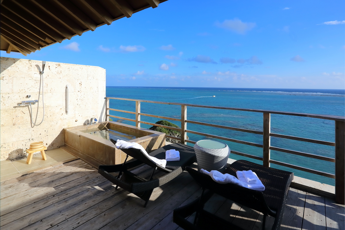 貸切露天風呂「方丈庵」。遮るものがなにもない海に向かい入浴できる