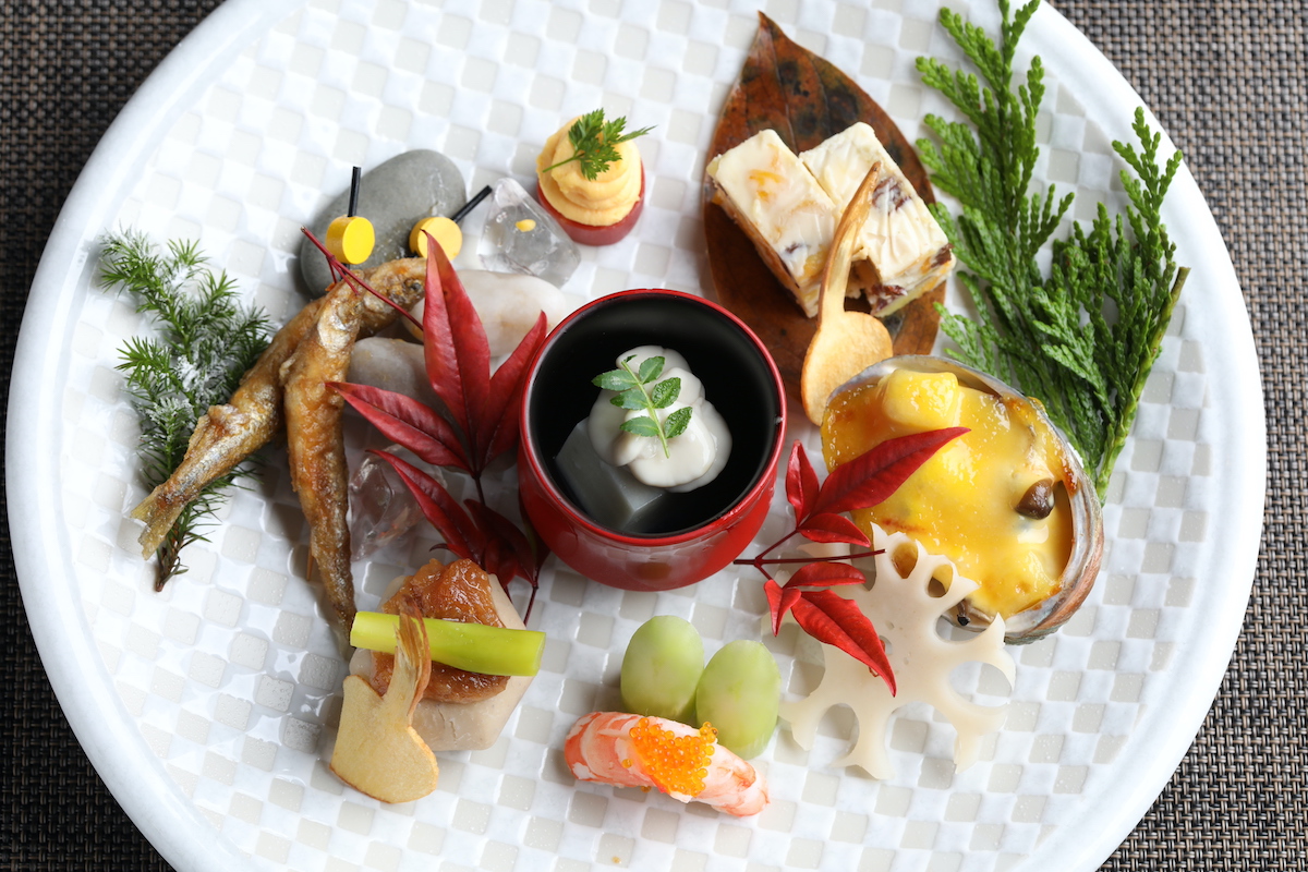 夕食「和琉会席」の前菜（一例。内容は季節により異なる）