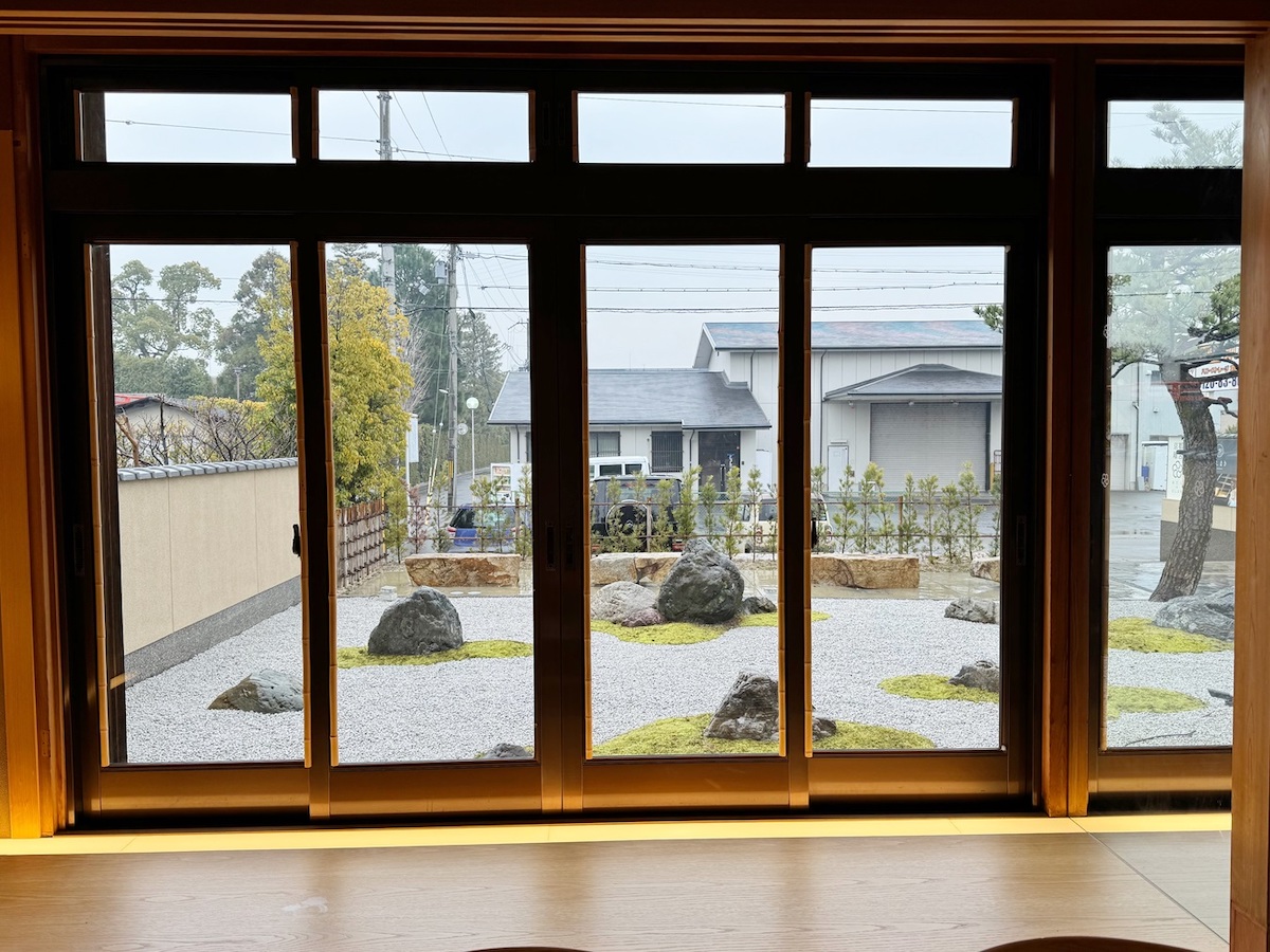 個室では日本庭園を眺めながら食事が楽しめる