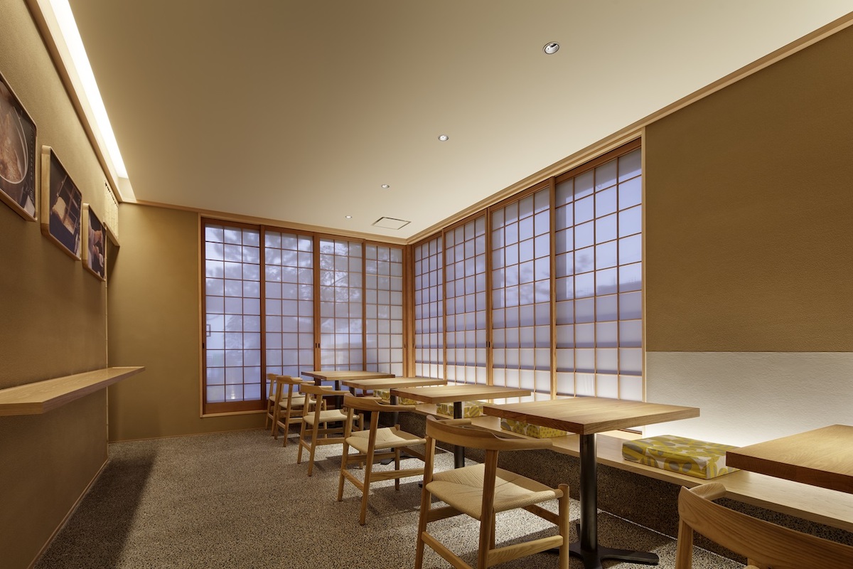 2人がけのテーブル席／©️京都離宮