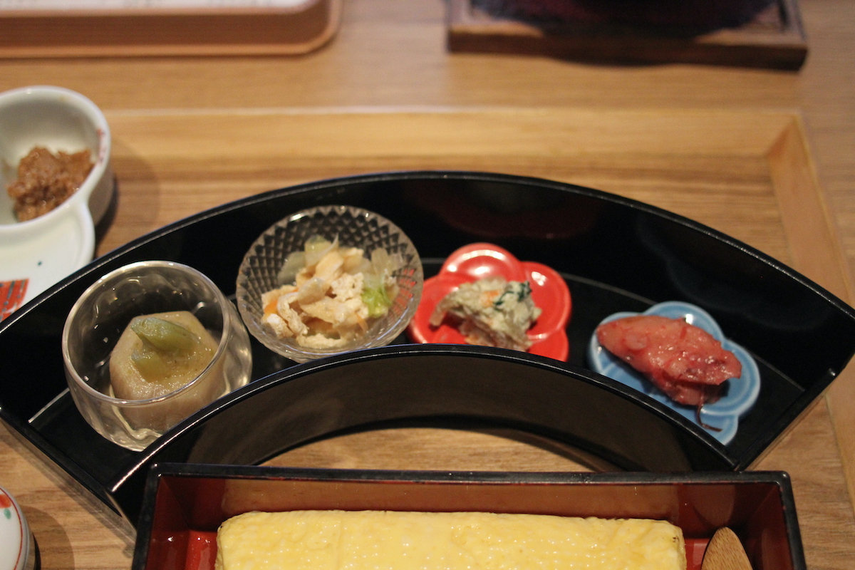 「だしまきたまご」奥の二段重の下段には小鉢料理