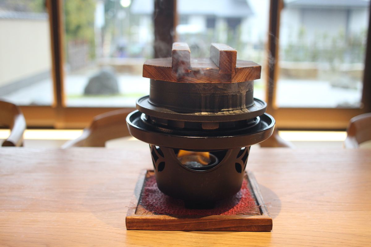 釜から上がる湯気に、ほくほくご飯が炊けるのが待ち遠しくなる