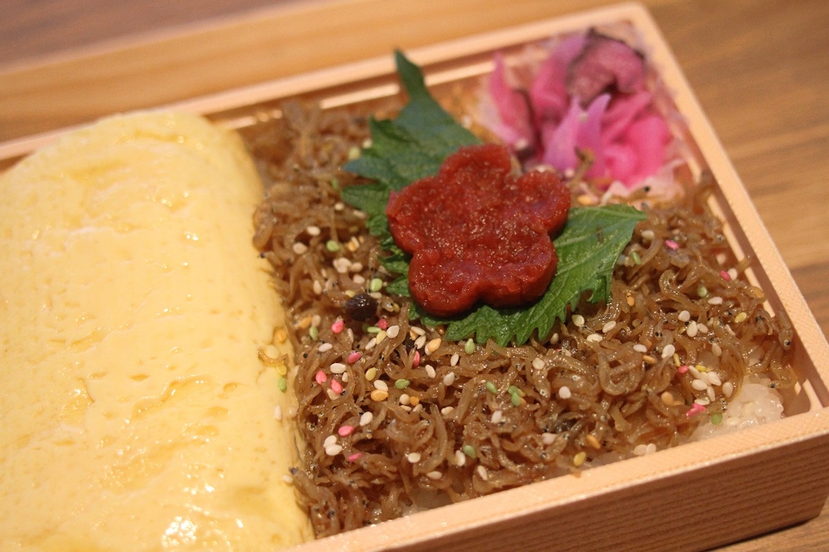 見た目も華やかな「梅じゃこ弁当」