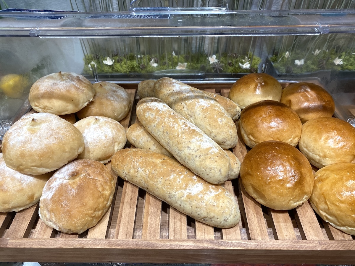 左から「ロールパン」「全粒粉パン」「バターロール」