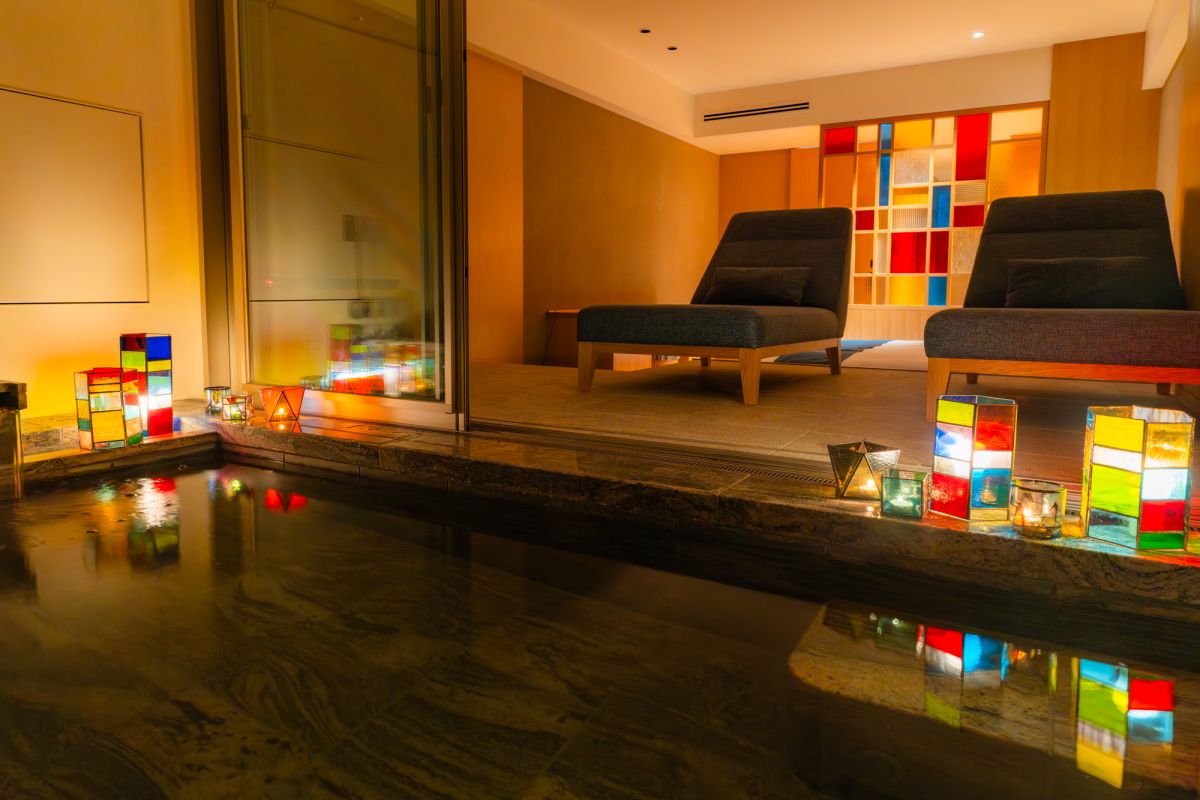 キャンドルが灯った客室の露天風呂