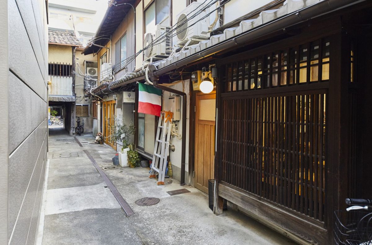 写真は路地裏から富小路に向かって写したもの