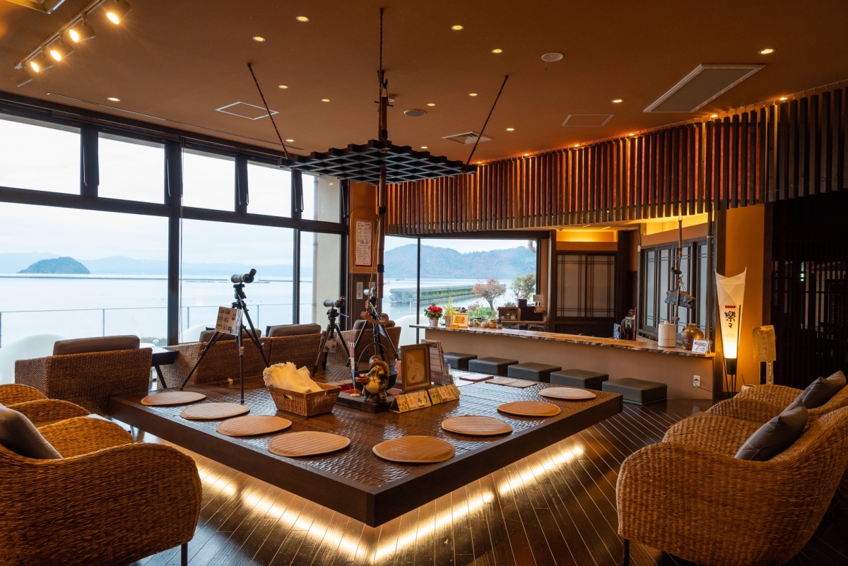 広々としたロビー。奥にはバーがあり、コーヒーなどを楽しむこともできる