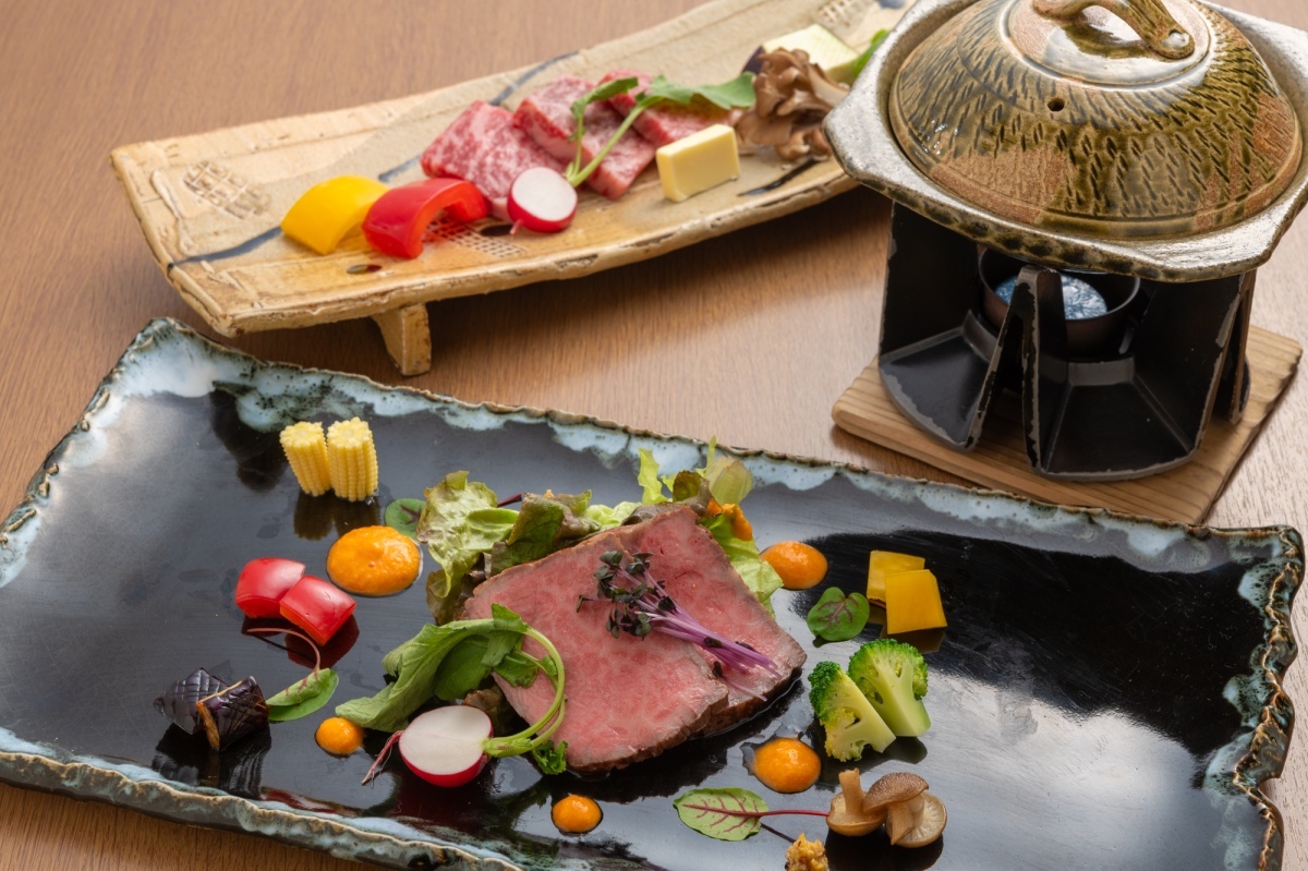 近江牛づくし会席料理。“サシ”の多いステーキは自分で焼く楽しみも