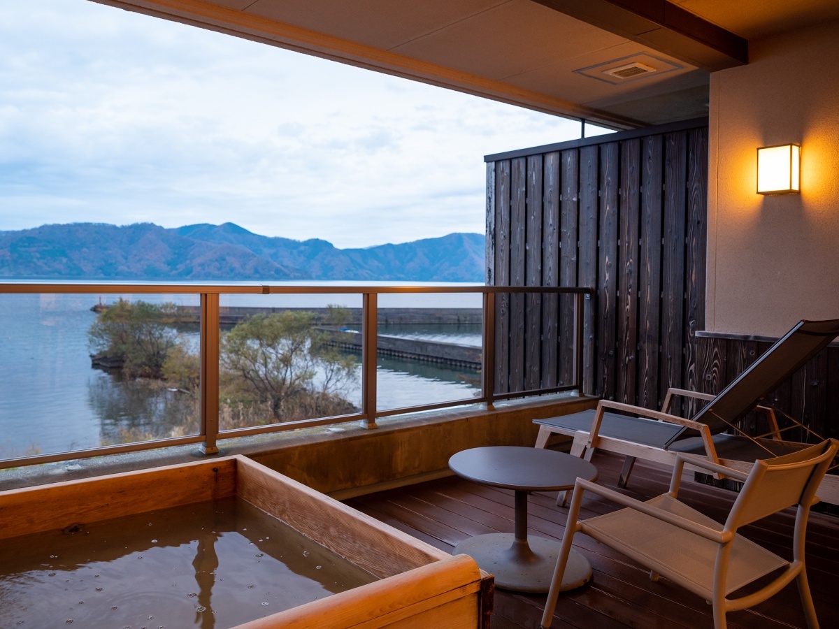 客室の露天風呂。温泉は低温で源泉100％を自分好みの温度に温めて入浴できる