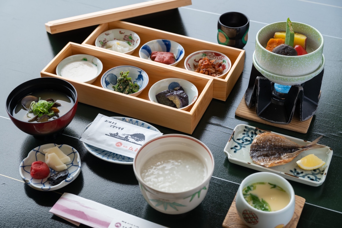 おなかにやさしい朝食。温野菜のドレッシングは2種類あり、野菜のうま味を引き立てる