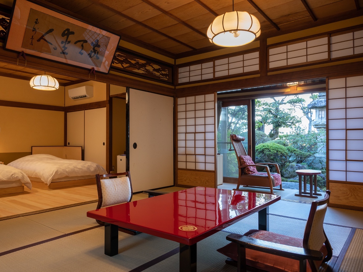 1階の和洋室「特別室 蓬莱」。欄間や床の間の周りなどにも職人のこだわりが光る