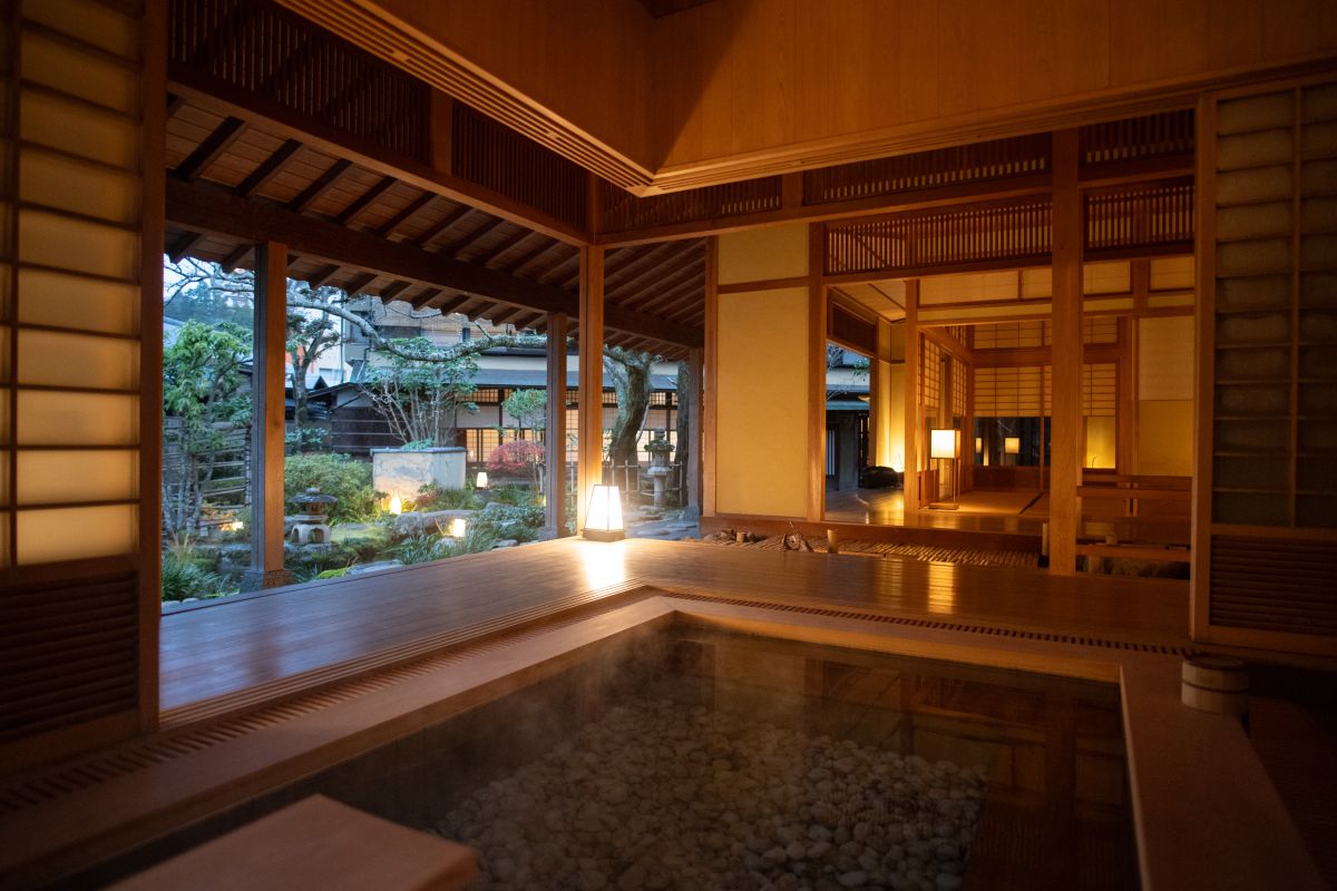 離れの茶室付きの「偲豊庵」 で障子を開け放して入浴