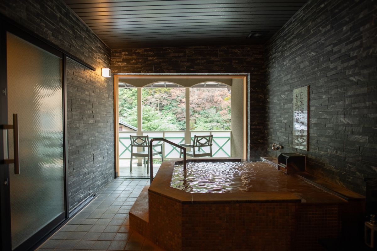 プレミアムスイート「嵎（ぐう）」のサウナ付き半露天風呂