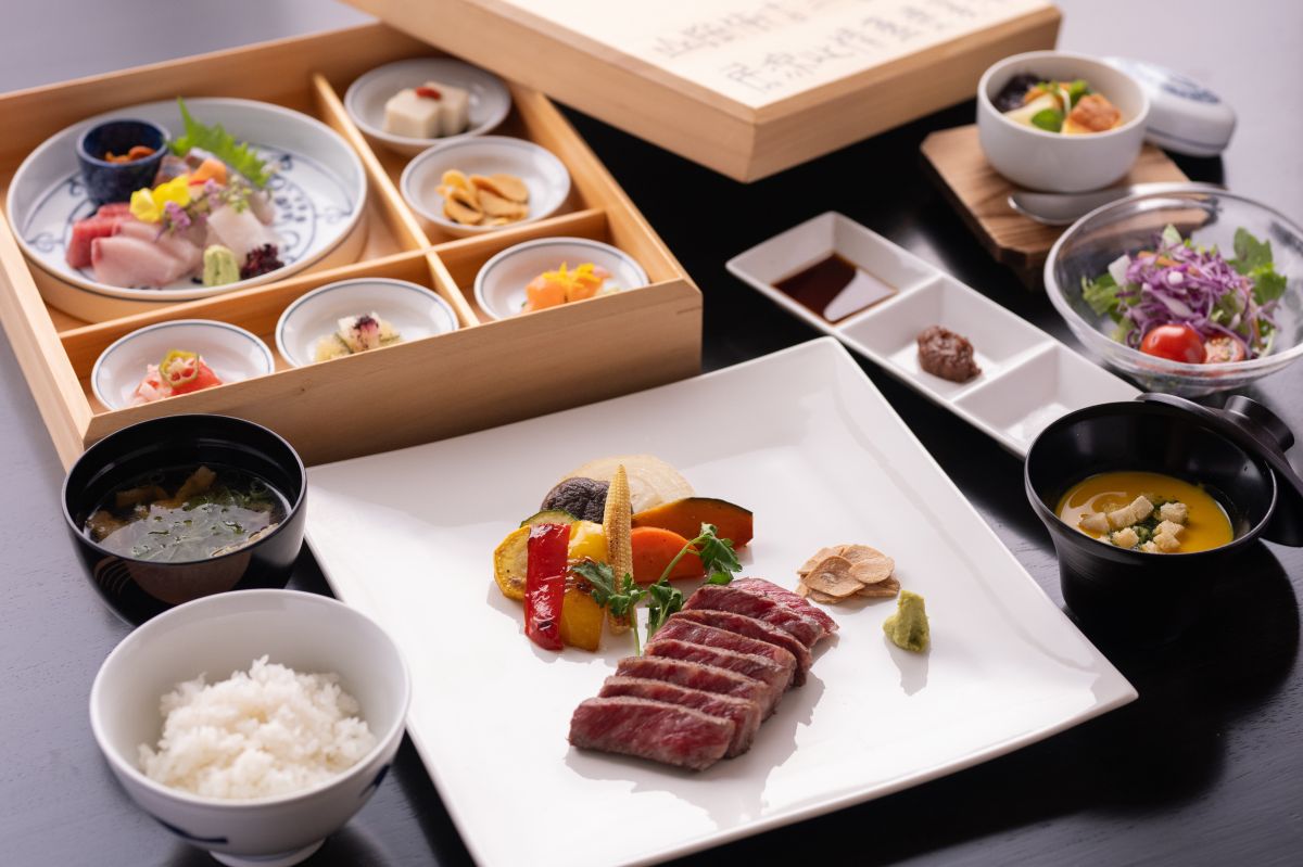 夕食はお造りや焼き物、肉料理などの会席料理
