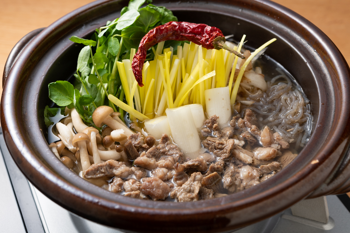 牛肉の骨に近いところをそずった（削った）郷土料理「そずり鍋」は旬野菜とともに。温泉水を使ったしょうゆベースのダシが優しい味わい