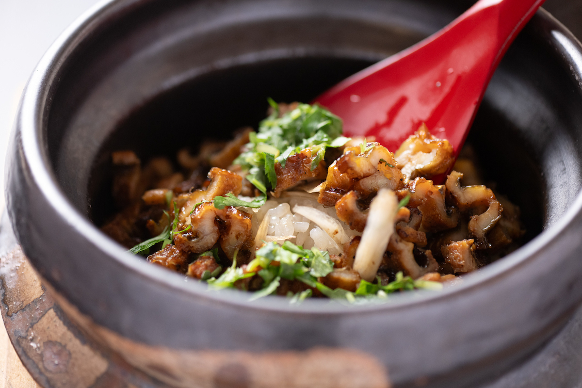 秋の献立の一つ「穴子釜炊きご飯」。ほかにも、「穴子と雲丹の胡麻味噌和え」「二味焼き」「黒米揚げ」など多彩な穴子料理が登場