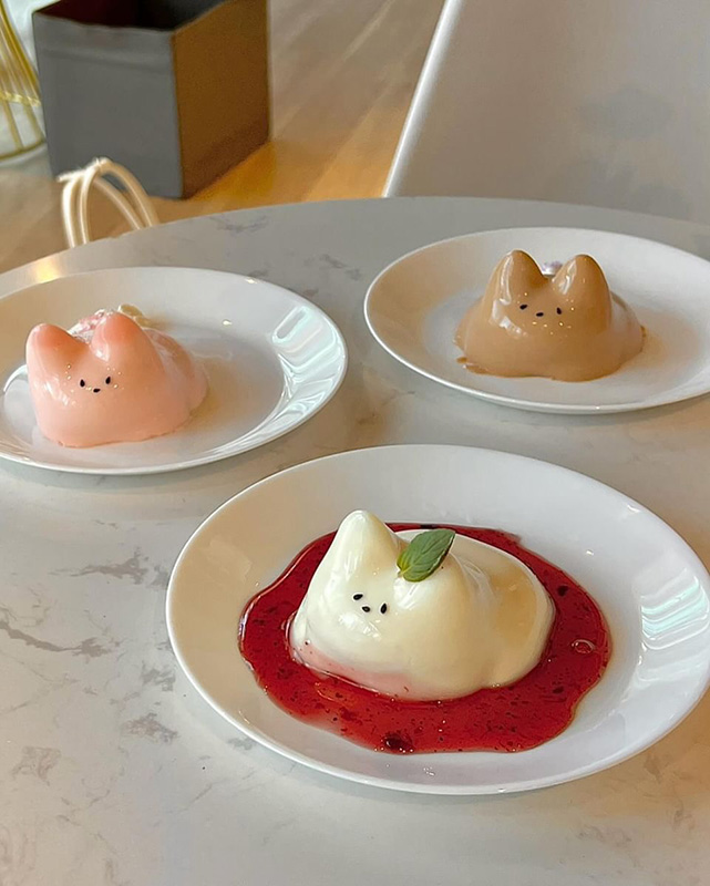 （手前から時計回りに）「トスニプリン バニラ」、「トスニプリン イチゴ」、「トスニプリン ミルクティー」各650円