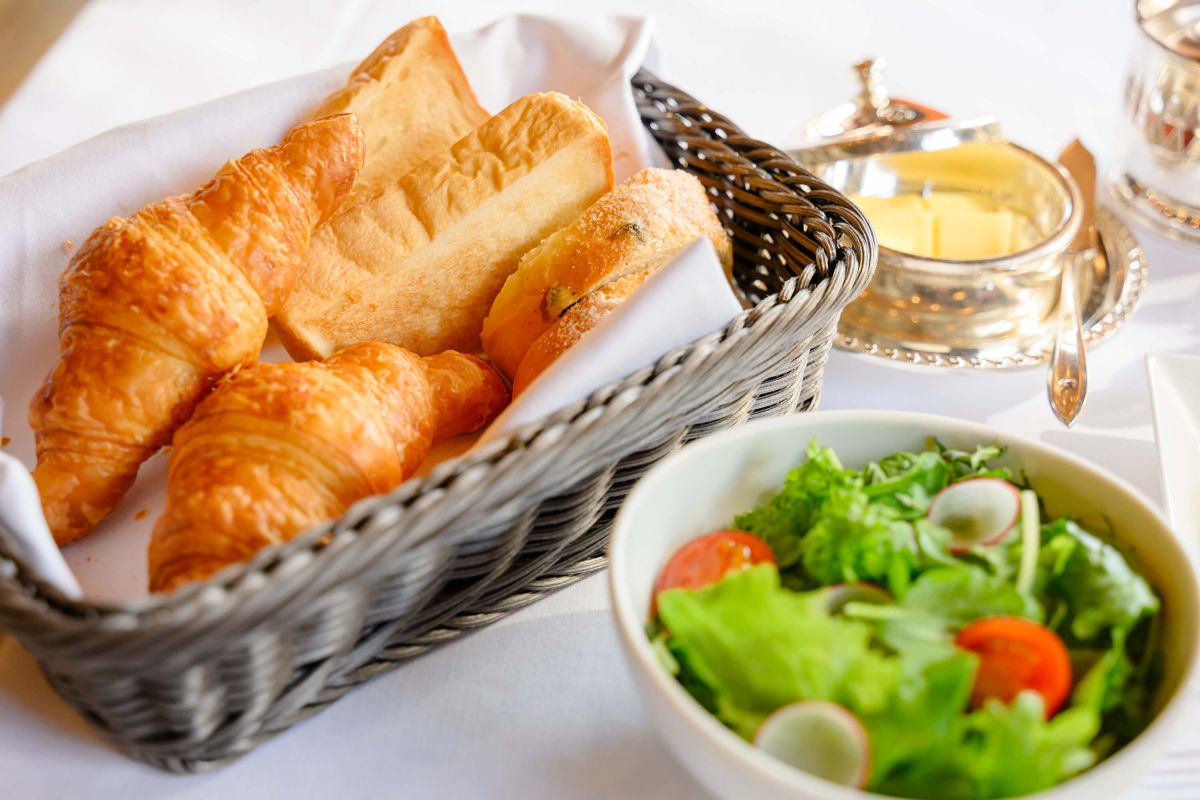 おいしいパンの盛り合わせに朝からテンションも上がりそう！