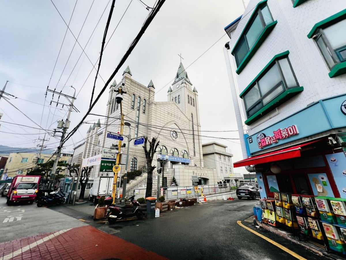 こちらが解放村のランドマークの教会