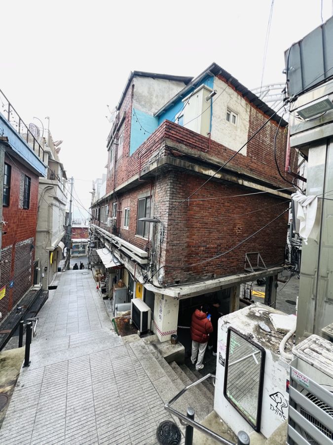 階段を下りていくと迷路のよう