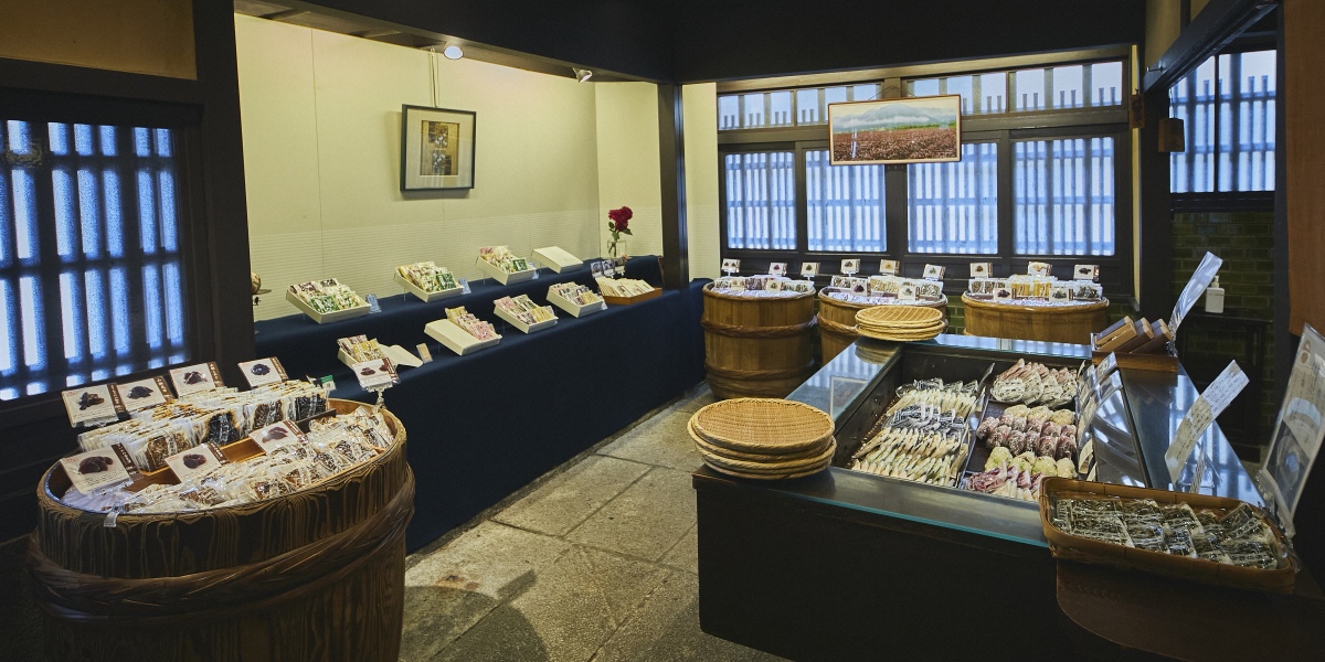 店内にはおよそ40種類の漬物や佃煮が並びます